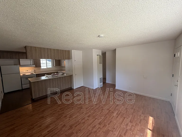 716 SE 9th St — Photo 8