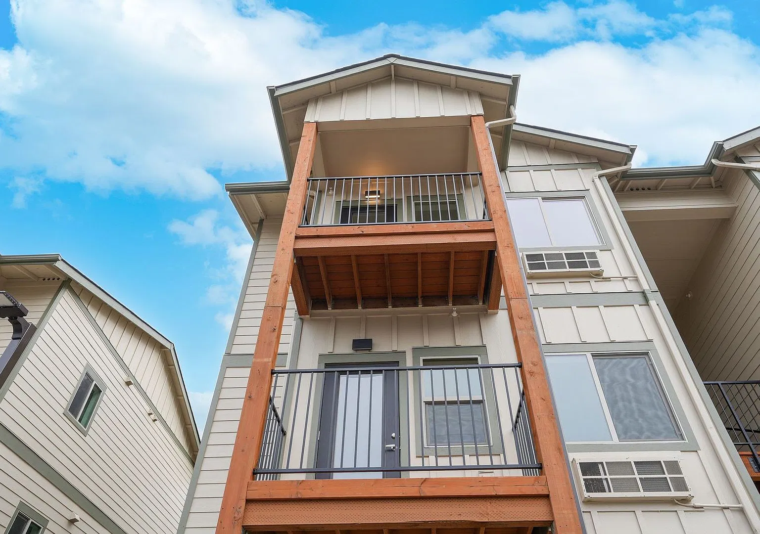 Riddell Apartments — Photo 1