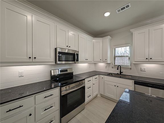 3rd image of 44 Islay Dr