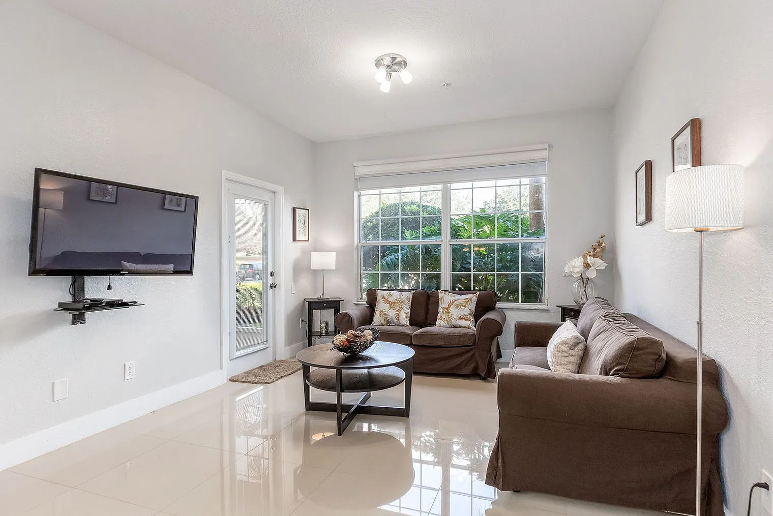 3 bed, 2.0 bath, 1248 sqft, $4,524 — Photo 2