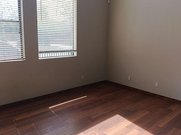 2nd image of 915 Edith Blvd NE Unit B