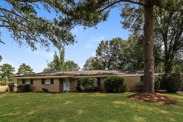 3 bed, 2.0 bath, 1427 sqft, $1,575 — Photo 3
