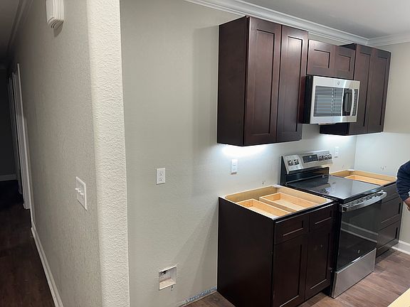 5th image of 909 W 3rd Ave
