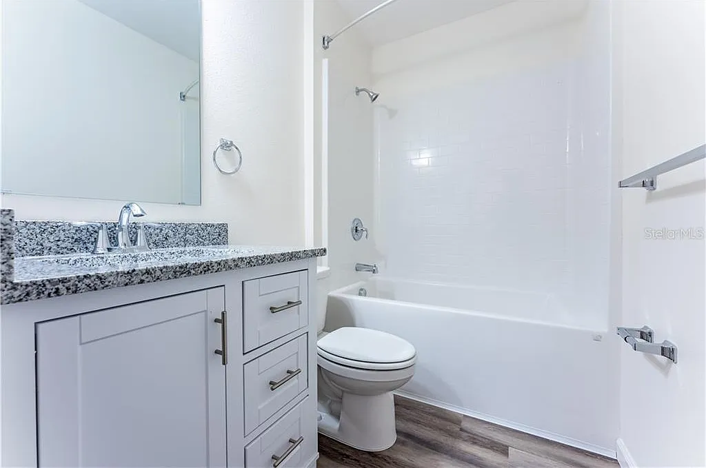 3 bed, 1073 sqft, $1,900 — Photo 4