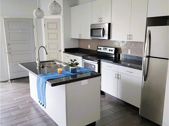 2nd image of 1512 New Orleans Cir
