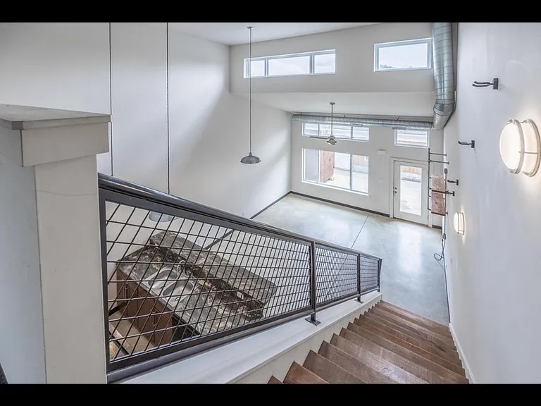 943 McClanahan Ln — Photo 2
