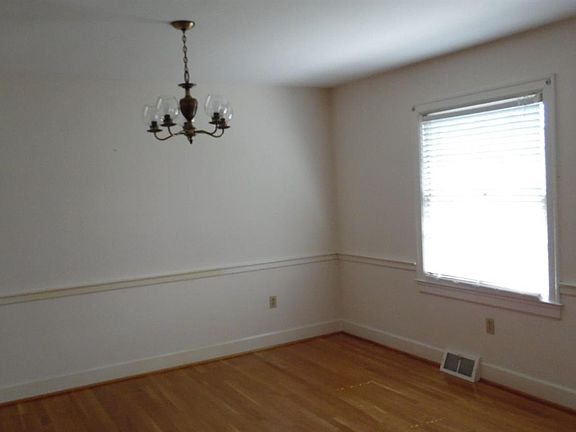 5th image of 105 Woodford Village Dr