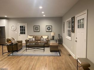 20 Sunset Dr, Clark, NJ 07066