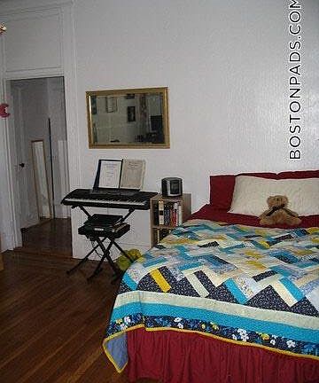 3rd image of 28 Hemenway St #4