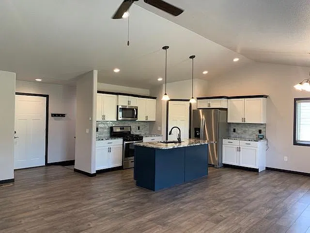 4 bed, 2380 sqft, $2,375 — Photo 4