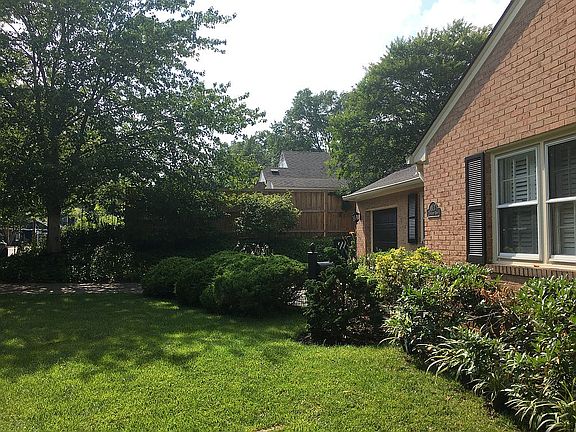 3rd image of 813 Clovercrest Dr