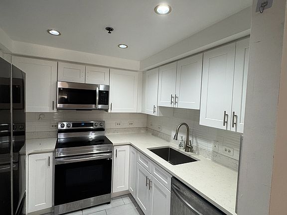 3rd image of 532 Commonwealth Ave