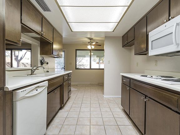 5th image of 2426 E Geneva Dr