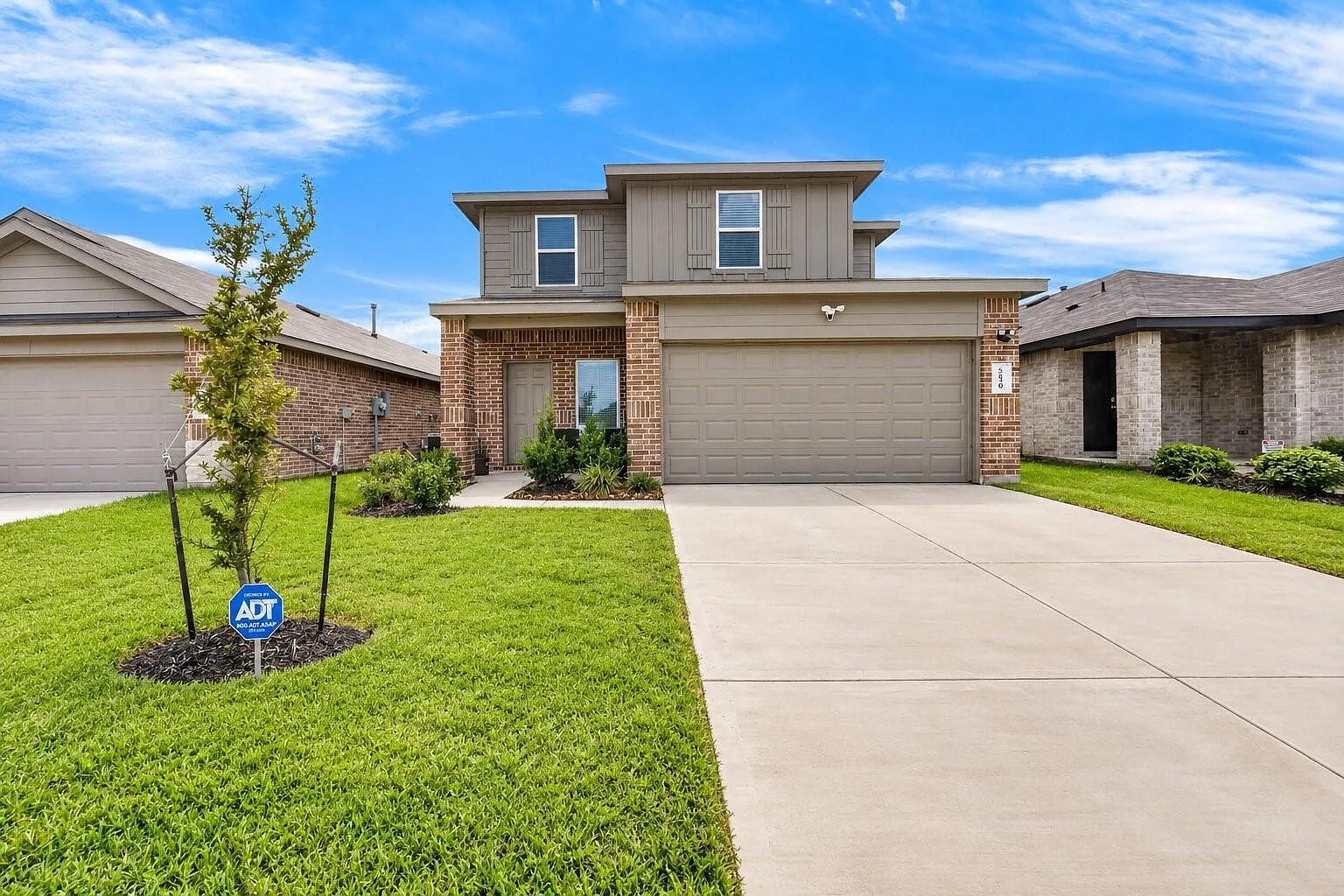 3 bed, 2.5 bath, 1916 sqft, $2,300 — Photo 2