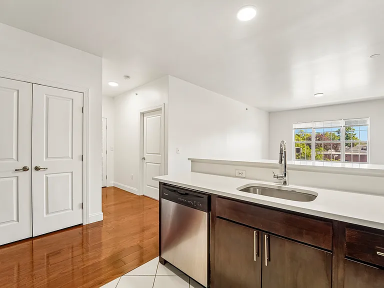 111 Glenwood — Photo 4