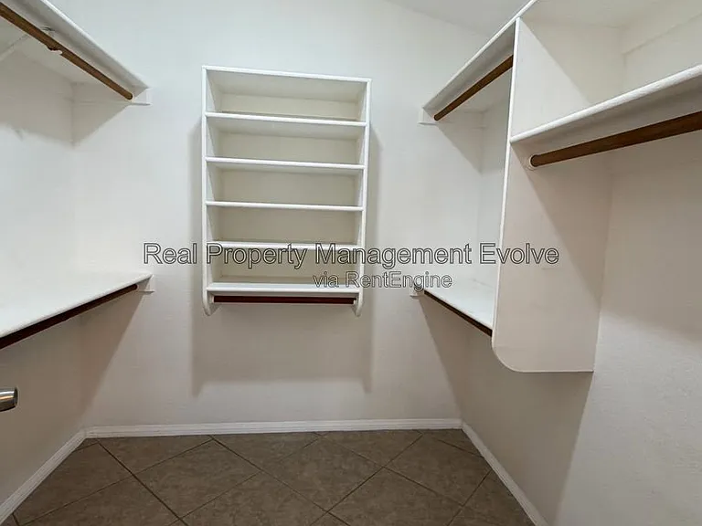 7568 W Kerry Ln — Photo 17
