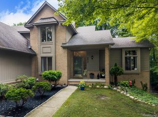 9830 Oak Valley Dr, Clarkston, MI 48348