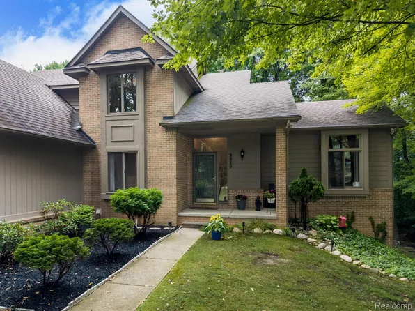 9830 Oak Valley Dr, Clarkston, MI 48348
