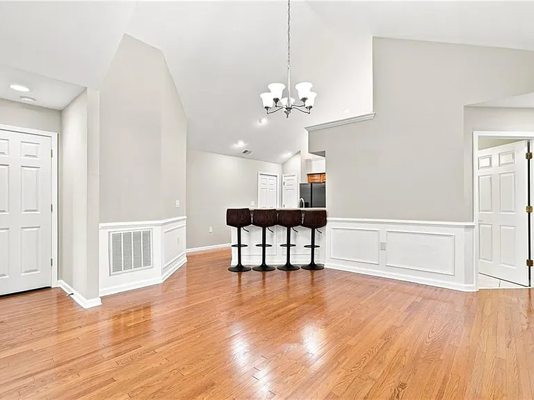 3204 Village Ln — Photo 14