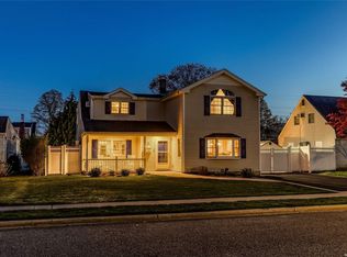 26 Clover Ln, Levittown, NY 11756