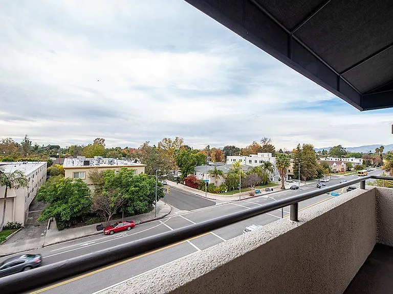 Vue at Laurel Canyon — Photo 23