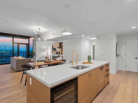 2nd image of 70 Rainey St #1901