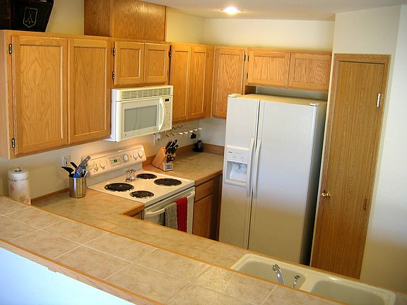 Kitchen w/walk-in pantry