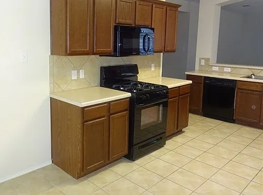 2288 Green Meadows Ln — Photo 3