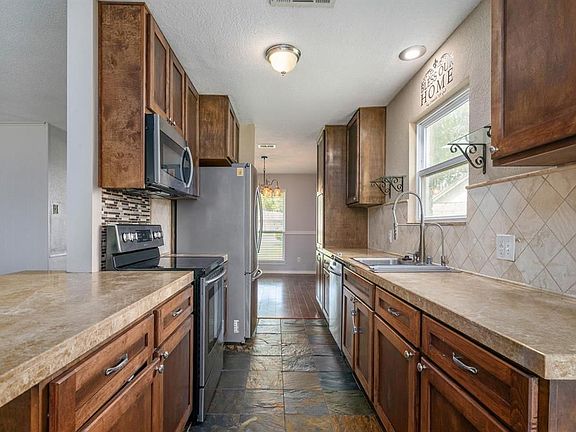 3rd image of 226 Pecan Dr