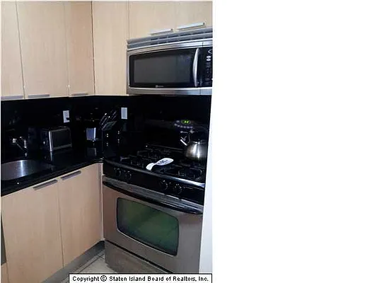 Sold by Thomas Gugliucci Real Estate | media 15