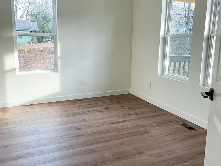 921 Howard St — Photo 5