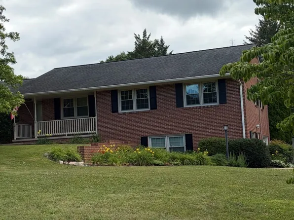 1411 Sunset Ln, Waynesboro, VA 22980