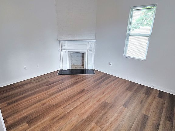 4th image of 409 Kingsboro St