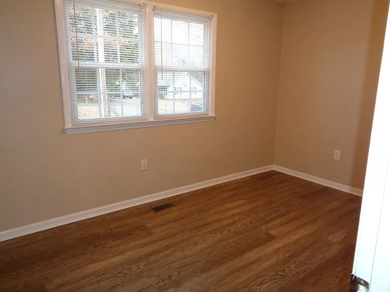 150 Sycamore Cir — Photo 3