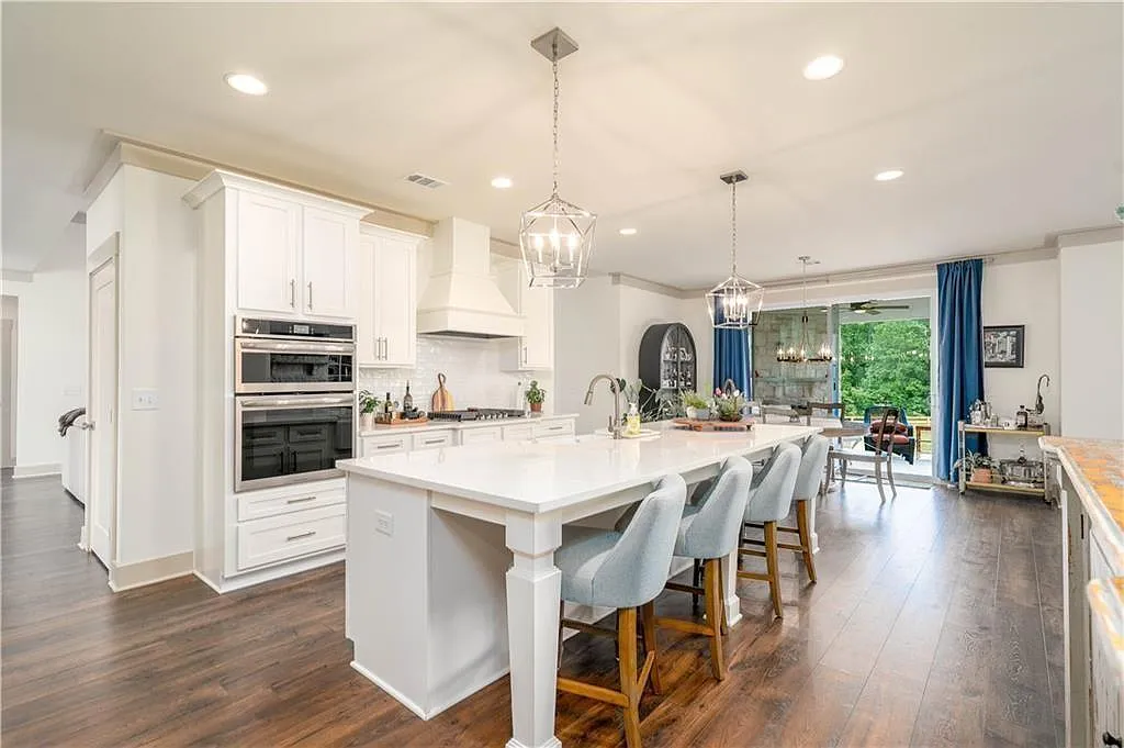 4 bed, 4.0 bath, 3073 sqft, $4,000 — Photo 2
