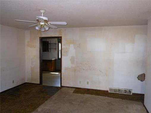 3rd image of 122 Karen Ln