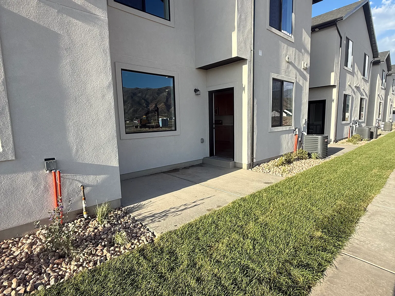 3 bed, 2.5 bath, 1900 sqft, $2,100 — Photo 2