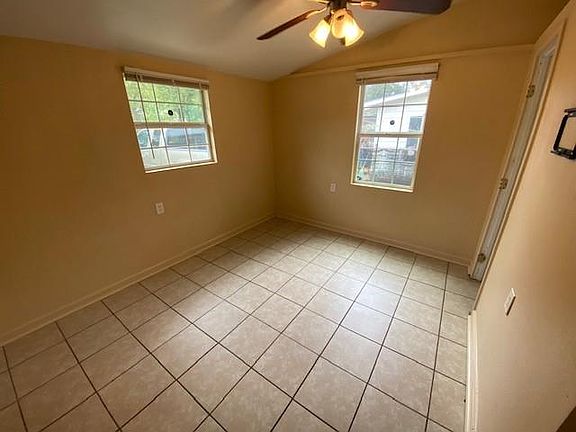 3rd image of 810 Evergreen Dr
