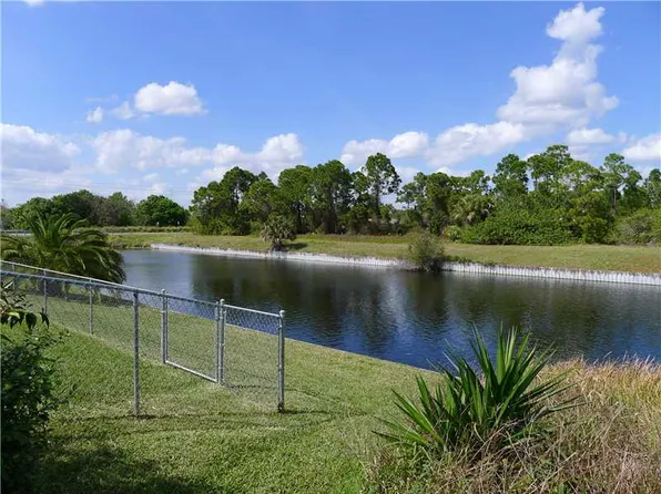 189 Day Dr, Sebastian, FL 32958