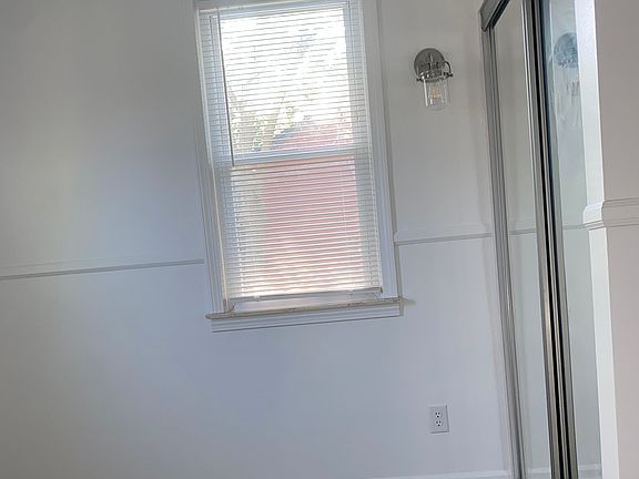 4th image of 106 E Mapledale Ave