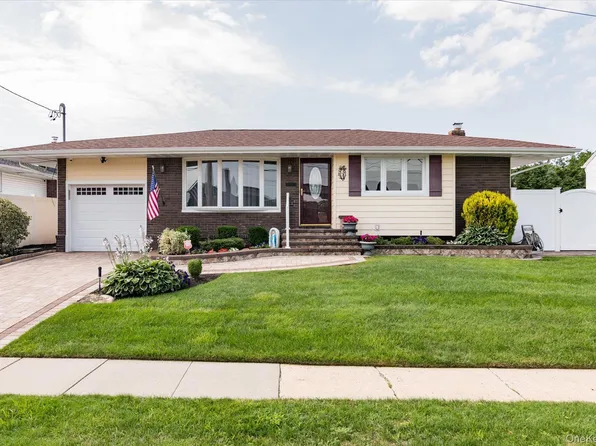 34 1st Avenue, Farmingdale, NY 11735