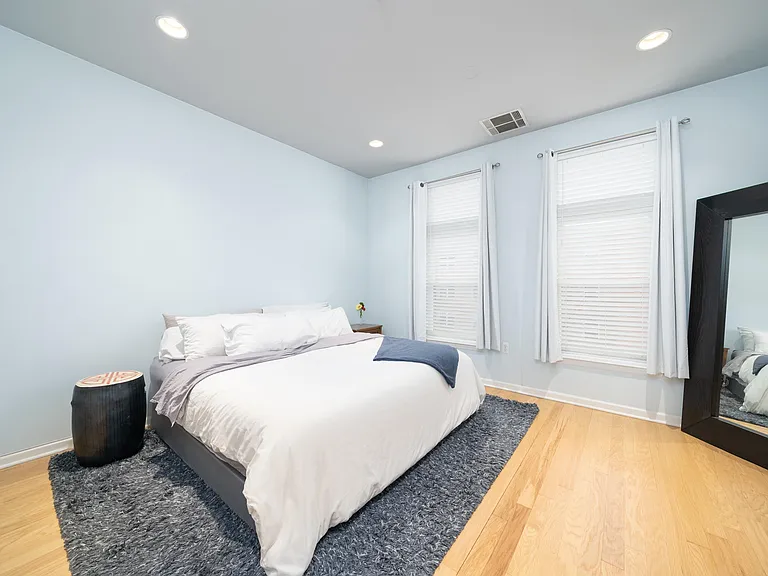 1300 Grand St #418 — Photo 11