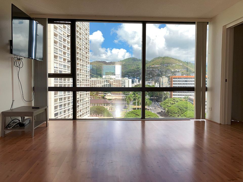 Living Room/Mauka View