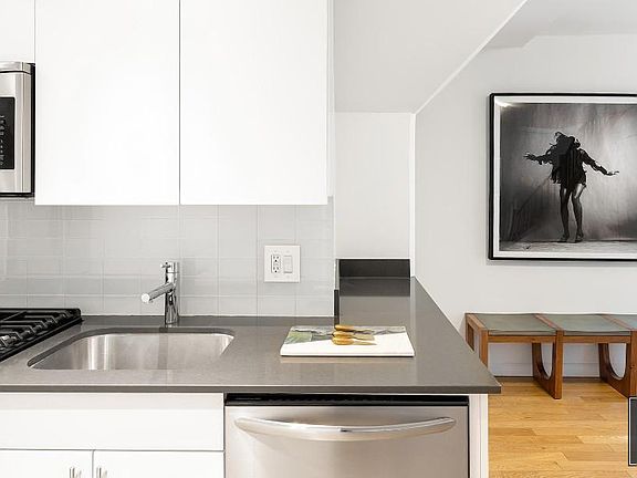 5th image of 201 E 69th St APT 12L