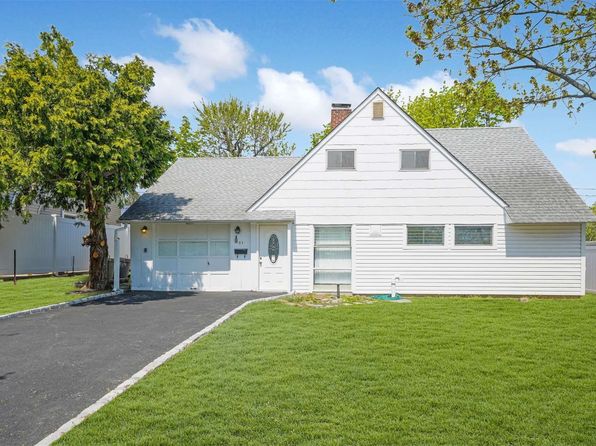 51 Robin Lane, Levittown, NY 11756