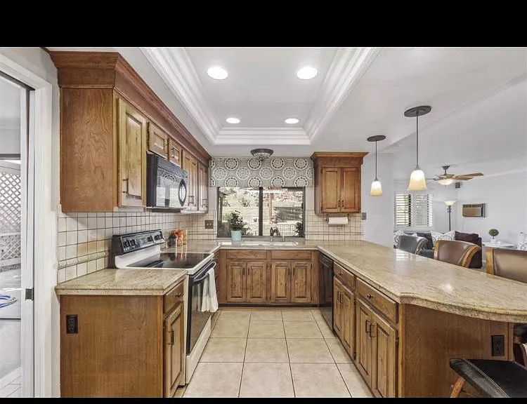 10894 Charing Cross Rd — Photo 4