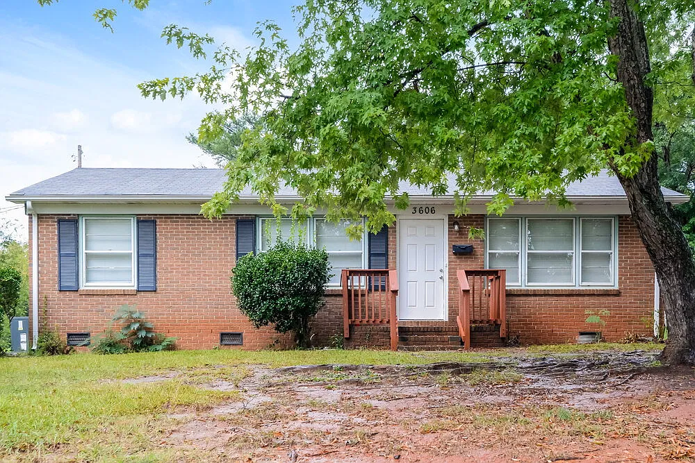 3 bed, 1.0 bath, 1025 sqft, $1,830 — Photo 1