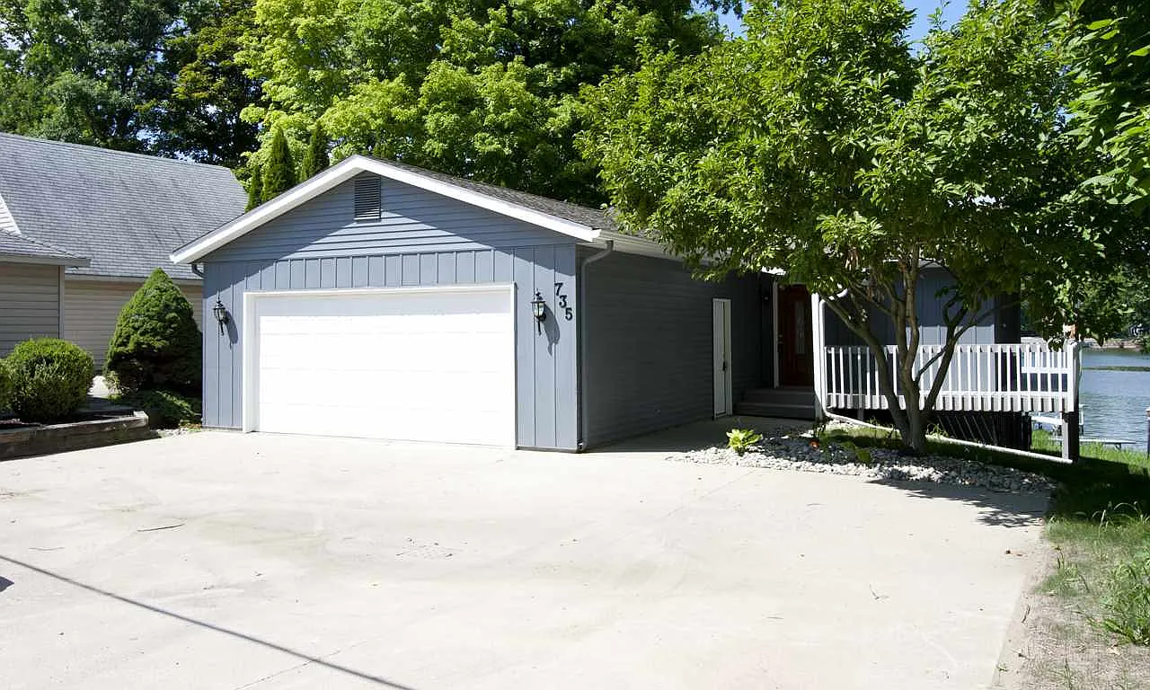735 Lions Dr photo 1