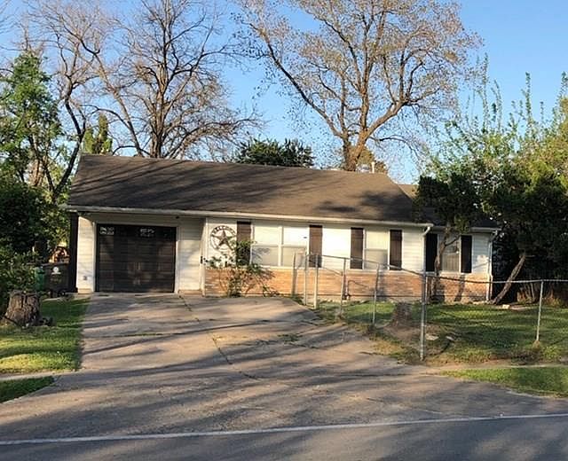 1st image of 3121 Lakewood Dr
