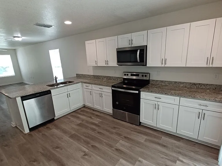 614 Hannah St — Photo 7